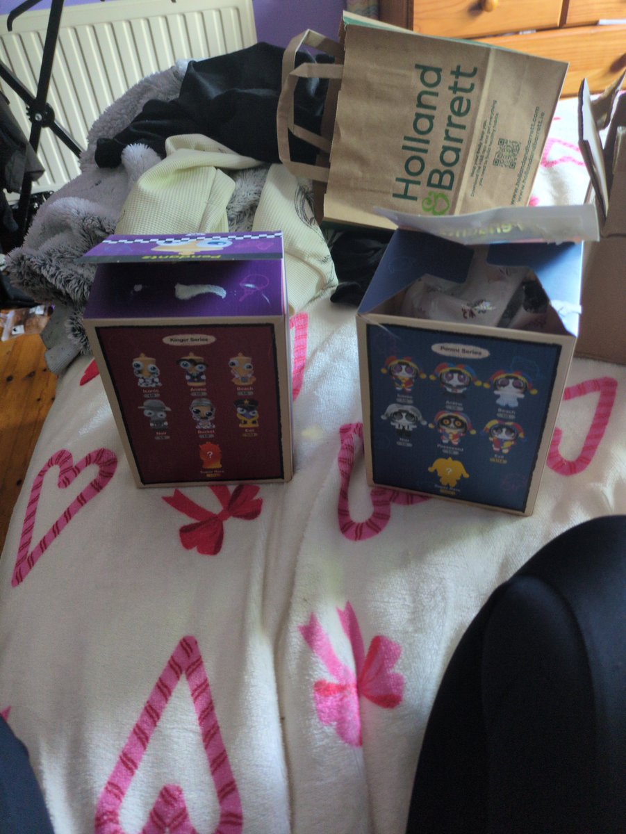 tismbug's tweet photo. Why is whoever works at the company who do the glitch TADC keychains awful at packaging, for one the cardboard boxes weren't even sealed when I took them out they were already open INCLUDING the bags the keychains are in. Thankfully I'm luckier then some cuz mine aren't damaged💀 https://t.co/CPC2Hj9Hbn