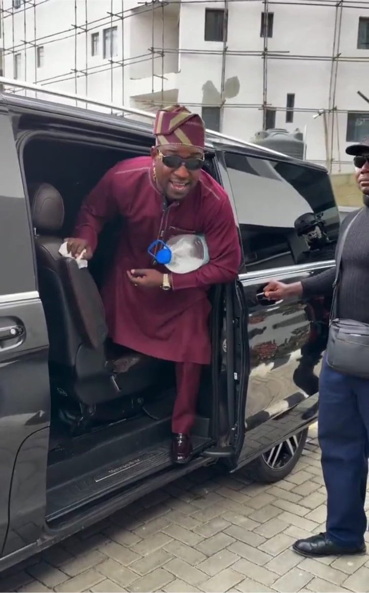 GuyMr10's tweet photo. Tunde Perry arrives at Peller’s wedding 😂 https://t.co/lQodGwg3MM