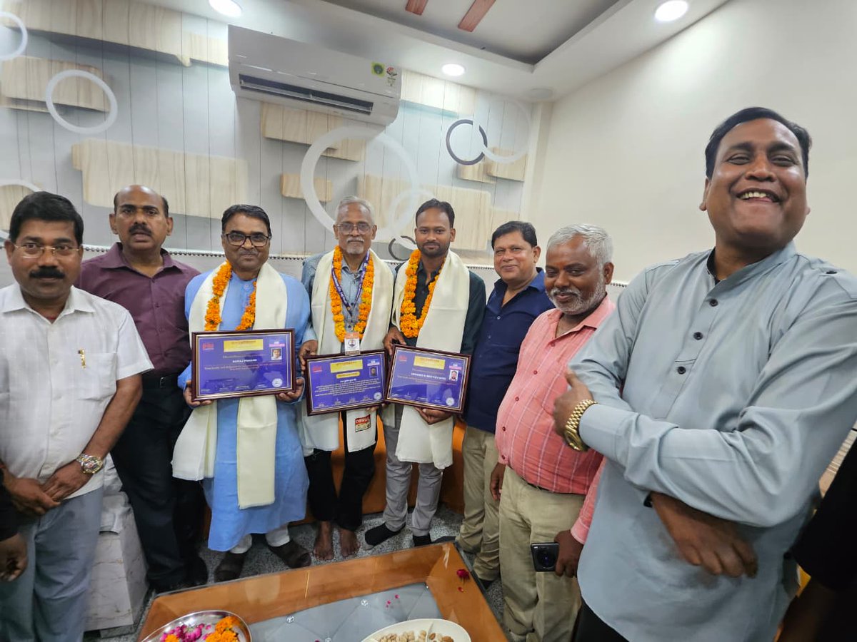 ErTantrik's tweet photo. पान एसोसिएशन पंजी (न्यू दिल्ली) ने ई. सूरज प्रसाद जी को उनके शिक्षा मिशन को देखकर सम्मानित किया https://t.co/8WyrNBBVL1