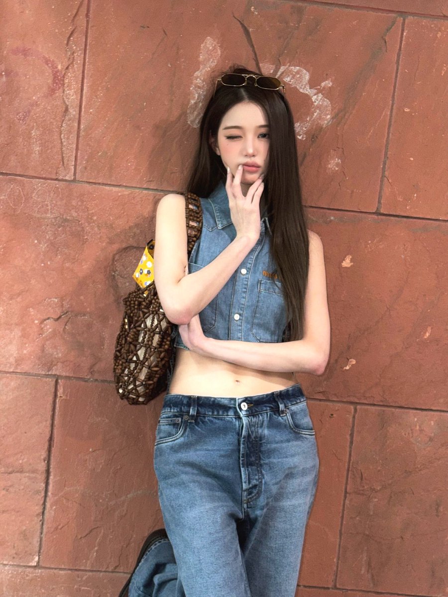 eatsbreads's tweet photo. then you realize she's right there
and you're at home like
"damn she can't compare" https://t.co/0fRTVJMUpE