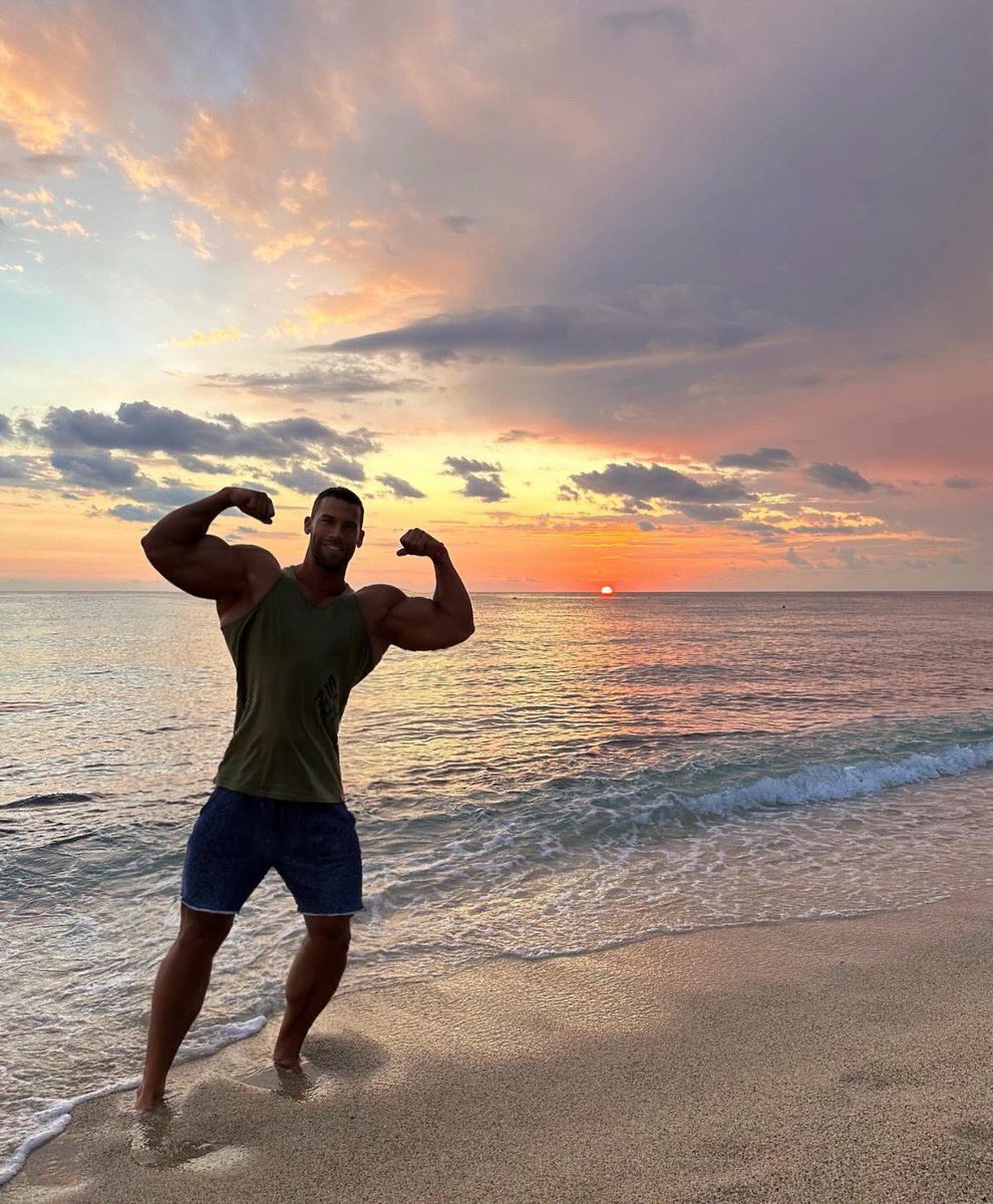 KrisCsabaEvans's tweet photo. Greetings from the Maldives 💪🏻 https://t.co/T5nu9dwObx