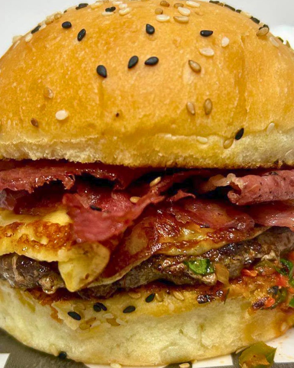 somos_CARNE's tweet photo. No decimos que sabe a domingo... pero tampoco lo negamos. Nuestra Edición Especial Asadito Argentino:
🥩 Hamburguesa
🧀 Provoleta
🔥 Asadito argentino
🍅 Tapenade de tomate
🧅 Criolla con chimichurri
🍞 Pan brioche artesanal
¿Ya la probaste?
#CARNEHamburguesas #Asadito https://t.co/TZUq6uGizp