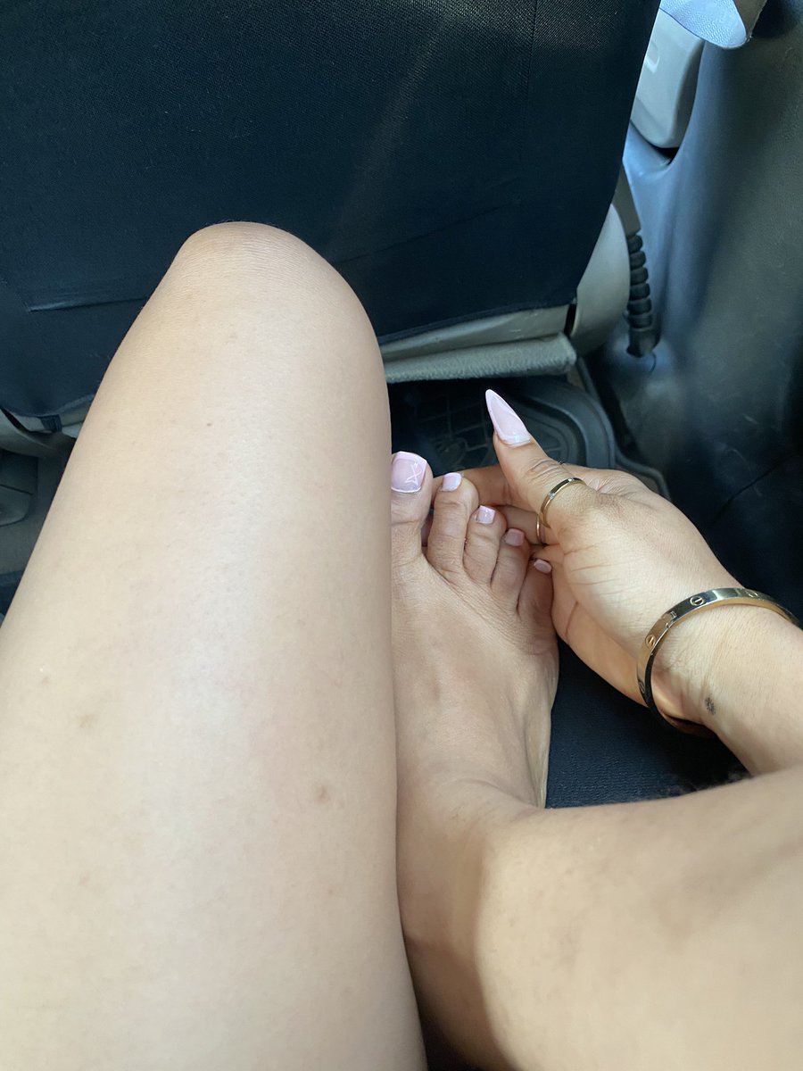 artsyada__'s tweet photo. got cute nails and an aot neckpiece 🫦 https://t.co/aBeGS5GeAG