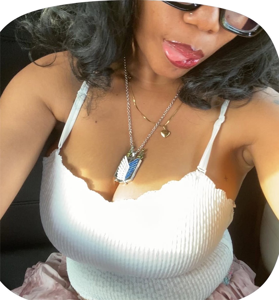 artsyada__'s tweet photo. got cute nails and an aot neckpiece 🫦 https://t.co/aBeGS5GeAG