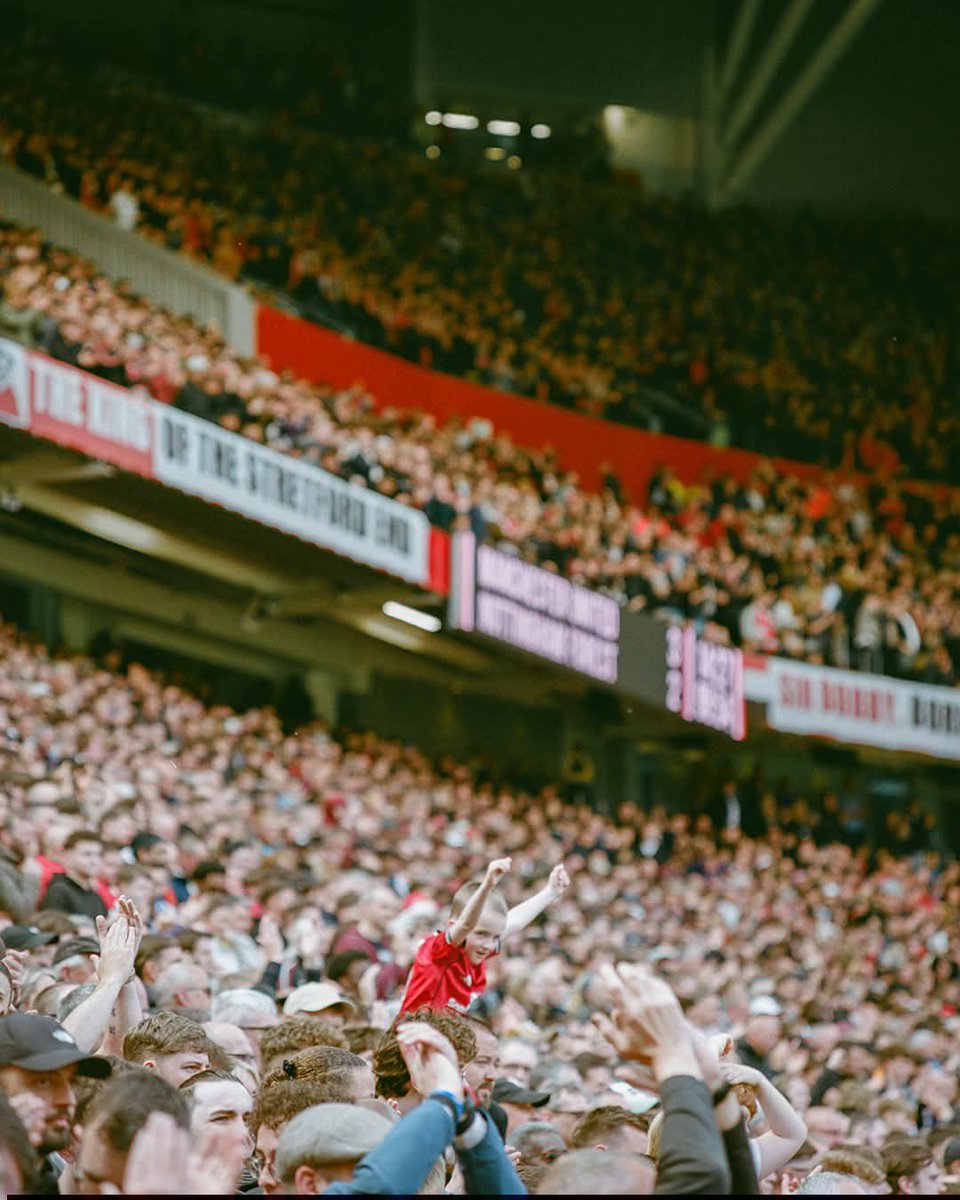 MufcWonItAll2's tweet photo. Good Evening. 🔴

#Day37 of tweeting a random picture of Old Trafford every single day until we move stadium. 📸 https://t.co/V4ldEXuEcD