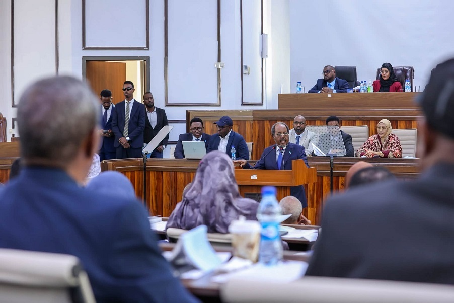 WDhacdo's tweet photo. Madaxweyne Xasan Sheekh oo khudbad u jeediyay Xildhibaanada Labada Aqal
 
Madaxweynaha ayaa sheegay in dowladdu ay sii waddo dadaalada lagu xaqiijinayo amniga, isagoo xusay in guulo la taaban karo laga gaaray dagaalka ka dhanka ah argagixisada. Sii akhri https://t.co/sSeqxqylWC https://t.co/WBVhaJ3ajL