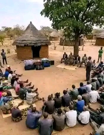DeezyphandaSA's tweet photo. Nigerian 🇳🇬 content creators everyday discussing what to post about south africa  🇿🇦 👇🤣😂😂🤣😭 https://t.co/tROYctPhZ6