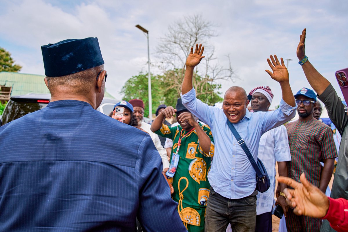 EstherUmoh10's tweet photo. Hands up if you’re OK
#NigeriaWillBeOk https://t.co/PaOE69BU9b