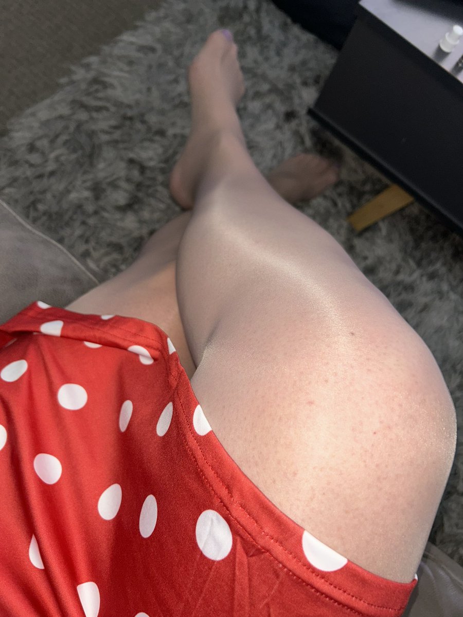 LaurenP1965's tweet photo. Some shiny Chinese tights this evening https://t.co/X0JYM7aYnM