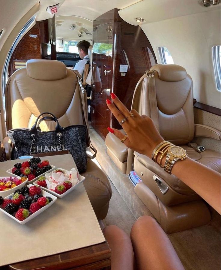 richtigteuerde's tweet photo. Privatjet-Moment: Chanel, frische Beeren und Luxus ΓΌber den Wolken #PrivateJet #LuxuryTravel #ChanelStyle #JetLife #LuxuryLifestyle #Luxusleben #TravelGoals https://t.co/BEUKsFzyOD