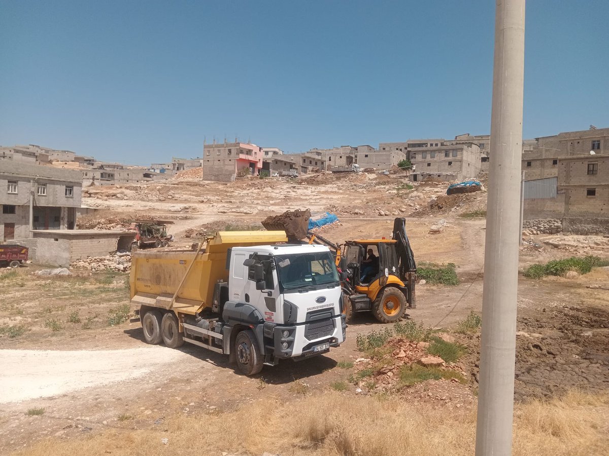 SBBBCEVREKORUMA's tweet photo. Ş.B.B. Çevre Koruma ve Kontrol Daire Başkanlığı olarak ekiplerimizce merkez derelerimizde ve  gübre atıklarından oluşan olumsuzluklar ve görüntü kirliliğini önlemek amacıyla temizlik çalışmalarımız devam ediyor. @sanliurfabld 
@MithatCanKutluc @halilaldeniz_ @aytekin_ey41318 https://t.co/O0OT6RyZIK