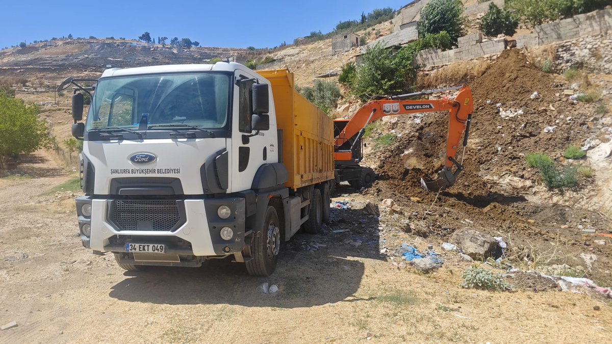 SBBBCEVREKORUMA's tweet photo. Ş.B.B. Çevre Koruma ve Kontrol Daire Başkanlığı olarak ekiplerimizce merkez derelerimizde ve  gübre atıklarından oluşan olumsuzluklar ve görüntü kirliliğini önlemek amacıyla temizlik çalışmalarımız devam ediyor. @sanliurfabld 
@MithatCanKutluc @halilaldeniz_ @aytekin_ey41318 https://t.co/O0OT6RyZIK