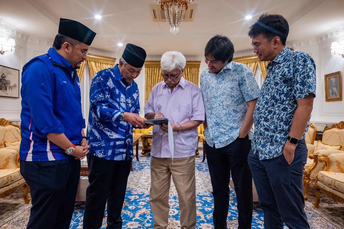 DrZahidHamidi's tweet photo. Malam ini, sejurus berakhirnya proses pengiraan undi bagi Pilihan Raya Negeri (PRN) Negeri Sembilan, saya telah dititah menghadap Duli Yang Maha Mulia Tuanku Muhriz ibni Almarhum Tuanku Munawir, Yang di-Pertuan Besar Negeri Sembilan Darul Khusus, di Istana Hinggap, Seremban.

Dalam sesi menghadap tersebut, saya telah mempersembahkan kepada Tuanku hasil keputusan pilihan raya serta kesepakatan yang dicapai antara Barisan Nasional dan Perikatan Nasional.

Atas perkenaan Tuanku, Barisan Nasional dan Perikatan Nasional akan membentuk Kerajaan Negeri Sembilan yang baharu.

Barisan Nasional menjunjung kasih atas perkenan Tuanku dan akan melaksanakan amanah ini dengan penuh tanggungjawab, berlandaskan Perlembagaan Tubuh Kerajaan Negeri serta prinsip kestabilan, kemakmuran dan kesejahteraan seluruh rakyat Negeri Sembilan.

Barisan Nasional akan terus menjunjung tinggi, memelihara dan menghormati institusi diraja sebagai payung kedaulatan negeri, lambang perpaduan rakyat serta teras kepada sistem Raja Berperlembagaan. 

Semoga Allah SWT terus melimpahkan rahmat, kebijaksanaan dan inayah-Nya kepada Duli Yang Maha Mulia Tuanku dalam memayungi Negeri Sembilan Darul Khusus serta seluruh rakyatnya.

Daulat Tuanku.