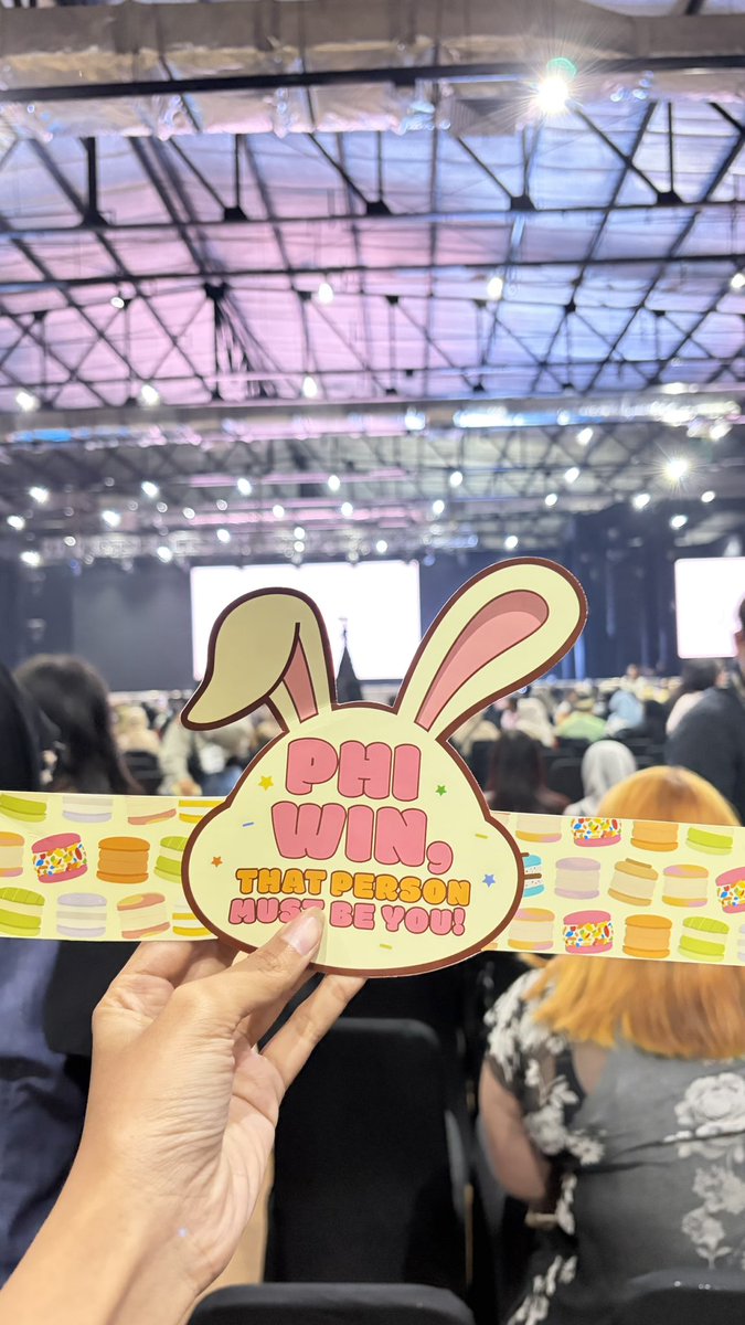 callmebuna's tweet photo. jujur kalo bukan karena win nya cakep dan suara nya bagus, maaf ini acara jelek banget. 🙏🏻 Staff nya ga ada yang satu suara, tiap tempat beda omongan, saling lempar sana sini, bene foto gue ancur dari 1:10 ke 1:20 dann MC nya maaf banget minimal riset dlu🙏🏻 agak kaget ya jujur https://t.co/EIhubNfGZF