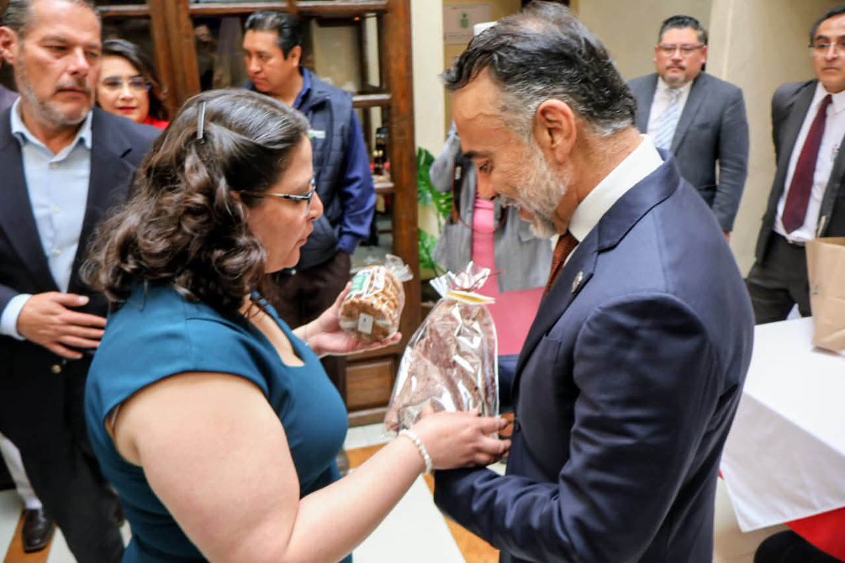FerFlores_Emp's tweet photo. Ha sido un honor ser testigo del cambio de insignias en el Club Rotario de Metepec.
Hoy más que nunca debemos trabajar, sociedad organizada y gobierno a favor de los ciudadanos.
Mucho éxito a los nuevos representantes de rotario.
￼ https://t.co/i0CfrfjTSb