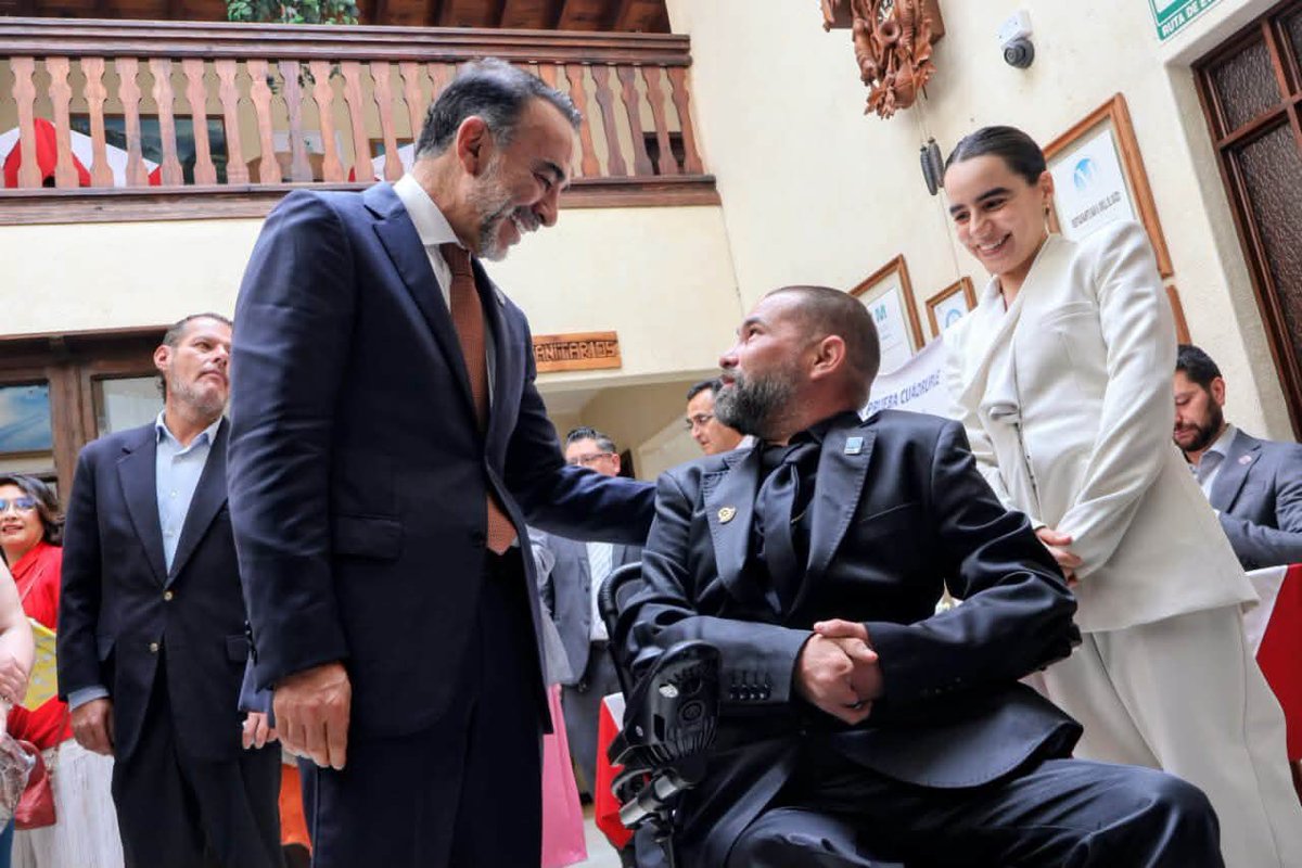 FerFlores_Emp's tweet photo. Ha sido un honor ser testigo del cambio de insignias en el Club Rotario de Metepec.
Hoy más que nunca debemos trabajar, sociedad organizada y gobierno a favor de los ciudadanos.
Mucho éxito a los nuevos representantes de rotario.
￼ https://t.co/i0CfrfjTSb