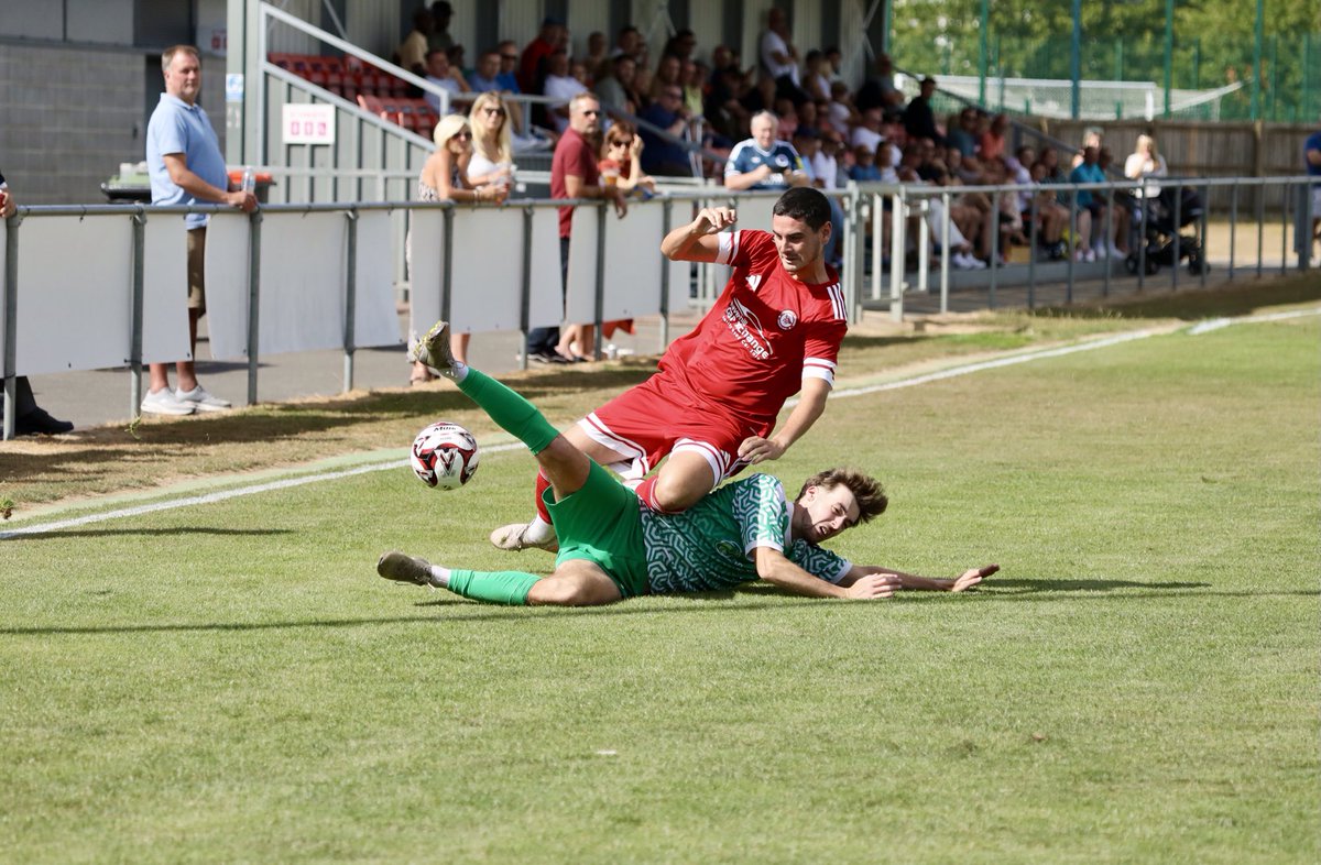 ClivePears22412's tweet photo. 2nd and 3rd goals and action from today’s match @HaverhillRovers 3 @DerehamTown 3 https://t.co/rX03xE8a7d