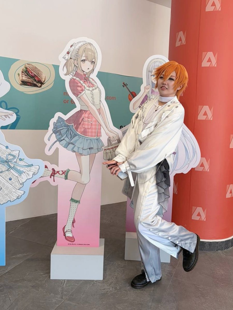 kara_darla's tweet photo. I didn't know how to pose beside it so...teehee

#anipluscafesg #HATSUNEMIKUCOLORFULSTAGE #shinonomeakito https://t.co/Ytsztrwkdm