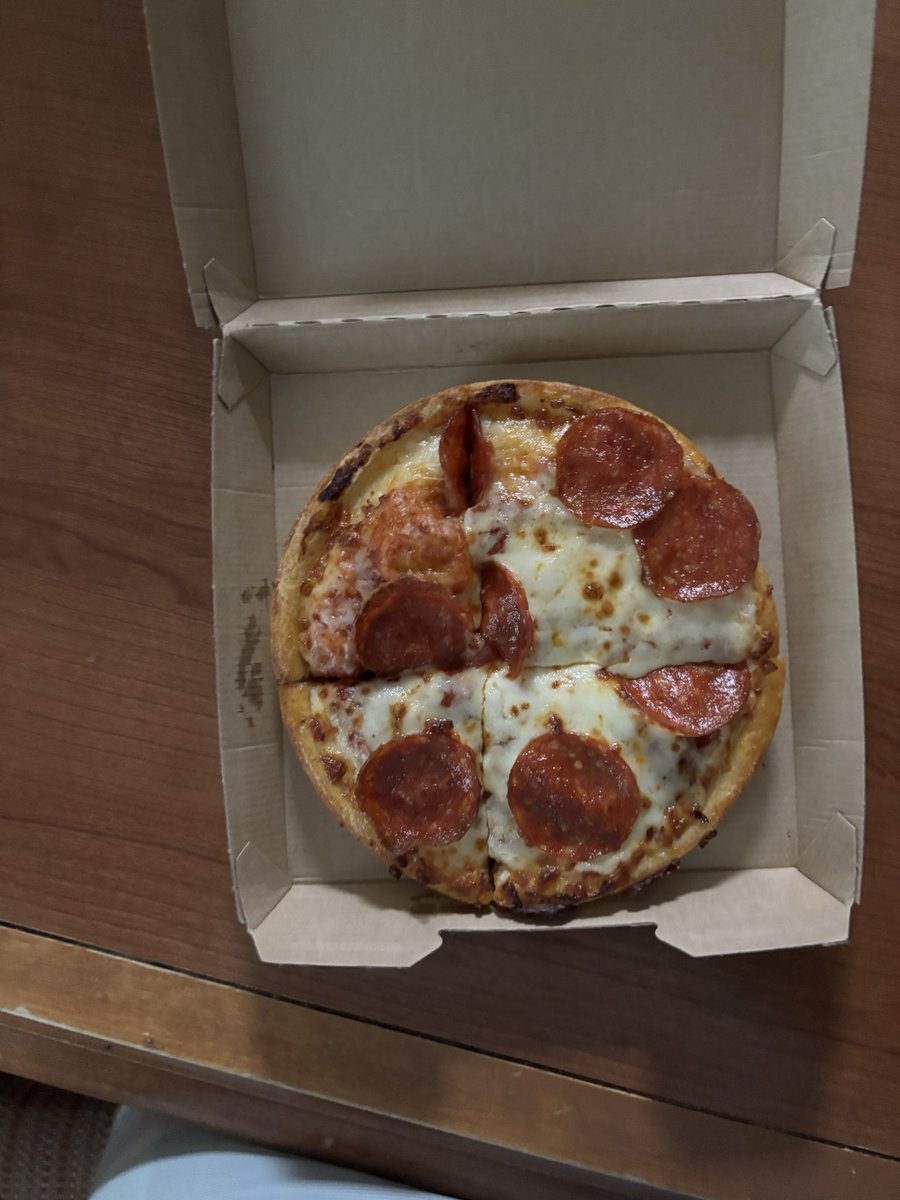 tyray222's tweet photo. Why my pizza lookin like the Smash Bros logo https://t.co/lqwlm6kq7k