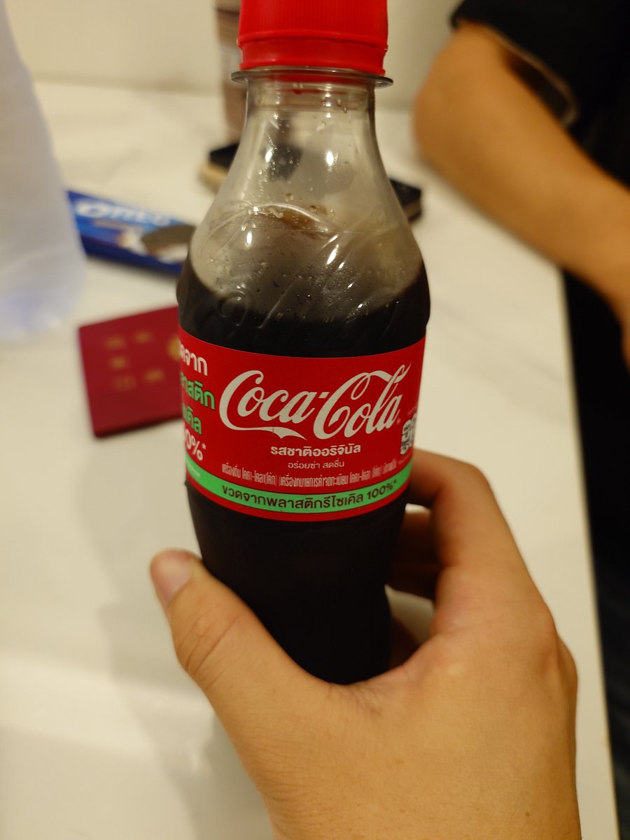 ayatsubobo's tweet photo. タイコーラの感想

ぜんぜん味が違う
なんかカラメル味？が強め
日本のほうが好き https://t.co/ft5g26arqN