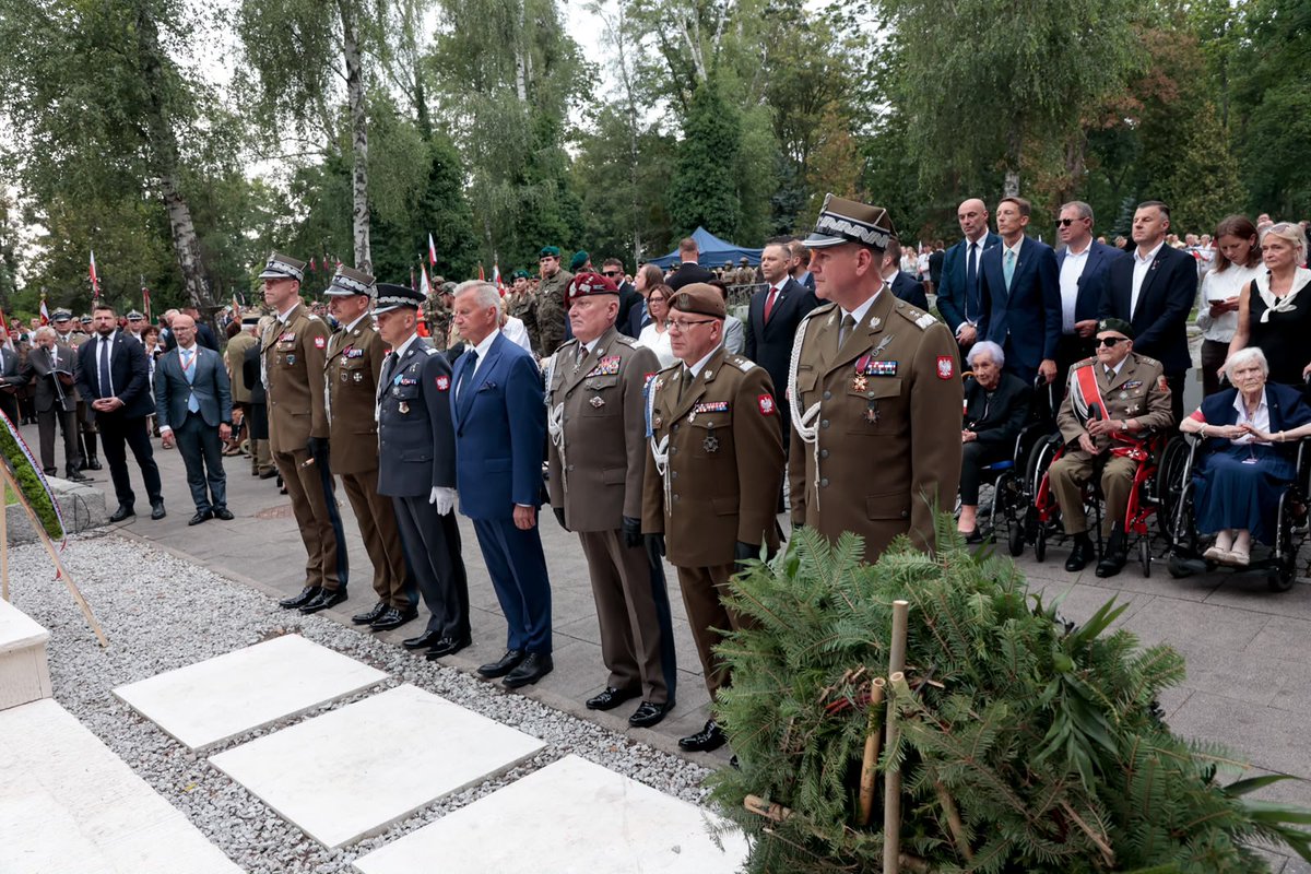 terytorialsi's tweet photo. Dziś przy pomniku Gloria Victis na Cmentarzu Wojskowym na Powązkach odbyły się uroczystości upamiętniające 82. rocznicę wybuchu Powstania Warszawskiego.

Punktualnie o godzinie 17.00, w symboliczną godzinę „W”, rozległy się syreny. Zgromadzeni minutą ciszy uczcili pamięć Powstańców Warszawskich. Odśpiewano Mazurka Dąbrowskiego, odegrano hejnał warszawski, odmówiono modlitwę w intencji poległych oraz oddano salwę honorową. Przed pomnikiem złożono wieńce i zapalono znicze.

Wojskowe Powązki to szczególne miejsce pamięci o tych, którzy 1 sierpnia 1944 roku stanęli do walki o wolną Warszawę. Ich odwaga, poświęcenie i miłość do Ojczyzny pozostają dla kolejnych pokoleń zobowiązaniem do pielęgnowania pamięci.

Cześć i chwała Bohaterom! Gloria Victis! 🇵🇱
