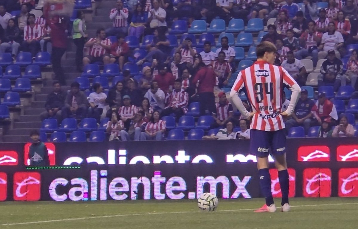OmarVV9's tweet photo. Chivas ha tirado 59 veces entre los 3 partidos de arranque de torneo. En una va a caer Hormiga, tranquilo. Ya vendrá uno y de ahí en cascada. Siempre en el barco Otaku 👊🏼 https://t.co/gLxFeKu7bv