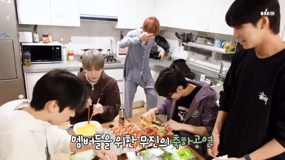 8boysappearwhat's tweet photo. 아 이 콘텐츠 겁나 잔인하네 ㅋㅋ
어딜 내놔도 부끄러운 형들과 
졸업사진 찍겠다고 꾸꾸꾸 메이크업한 막내들 https://t.co/gCLGmHxcE3