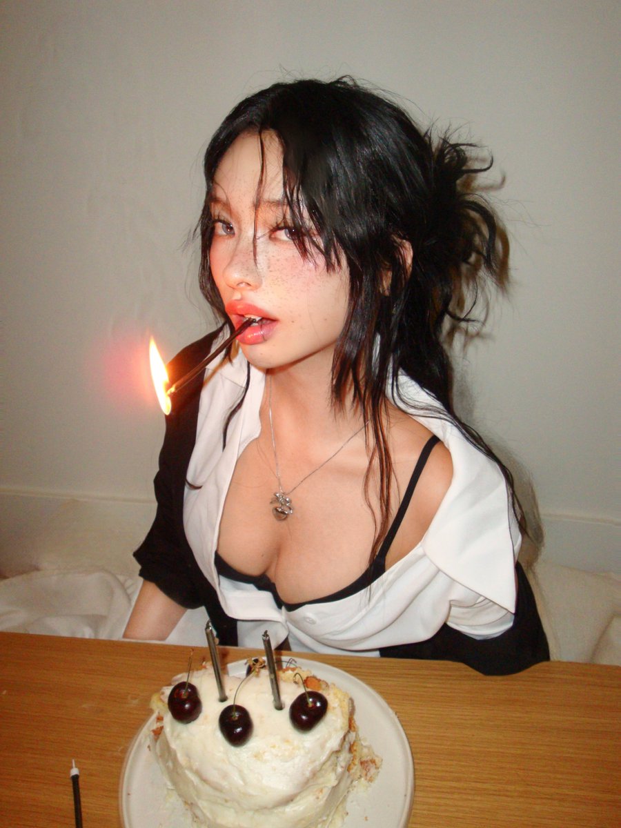 aloedvni's tweet photo. birthdayyy 😛 https://t.co/s1TDixbdoa