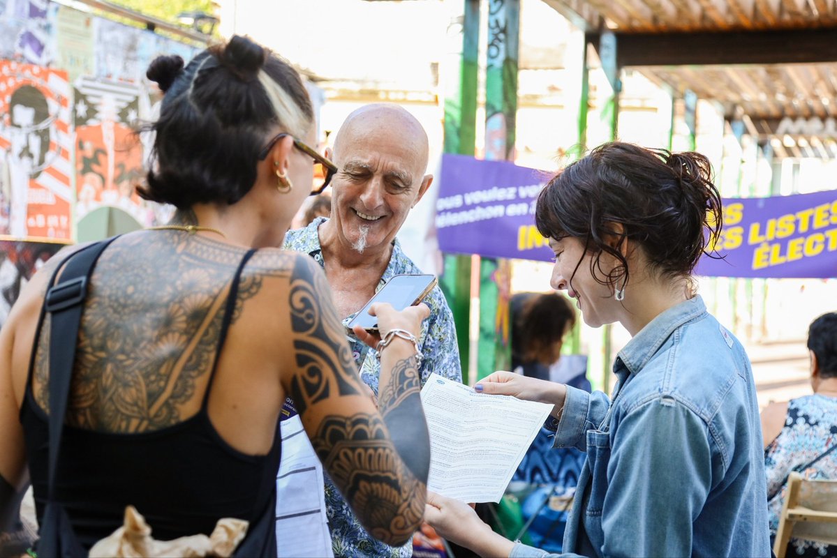 MarsInsoumise's tweet photo. « On se sent si utiles ! » ❤️ Tout l'été, la @FranceInsoumise est mobilisée en porte-à-porte, sur les marchés et plages de Marseille pour vous aider à vérifier votre inscription sur les listes électorales 👉 https://t.co/aHLQlW6f0G

Un peuple s'organise pour tout changer en 2027. https://t.co/G4FwuBO0C1