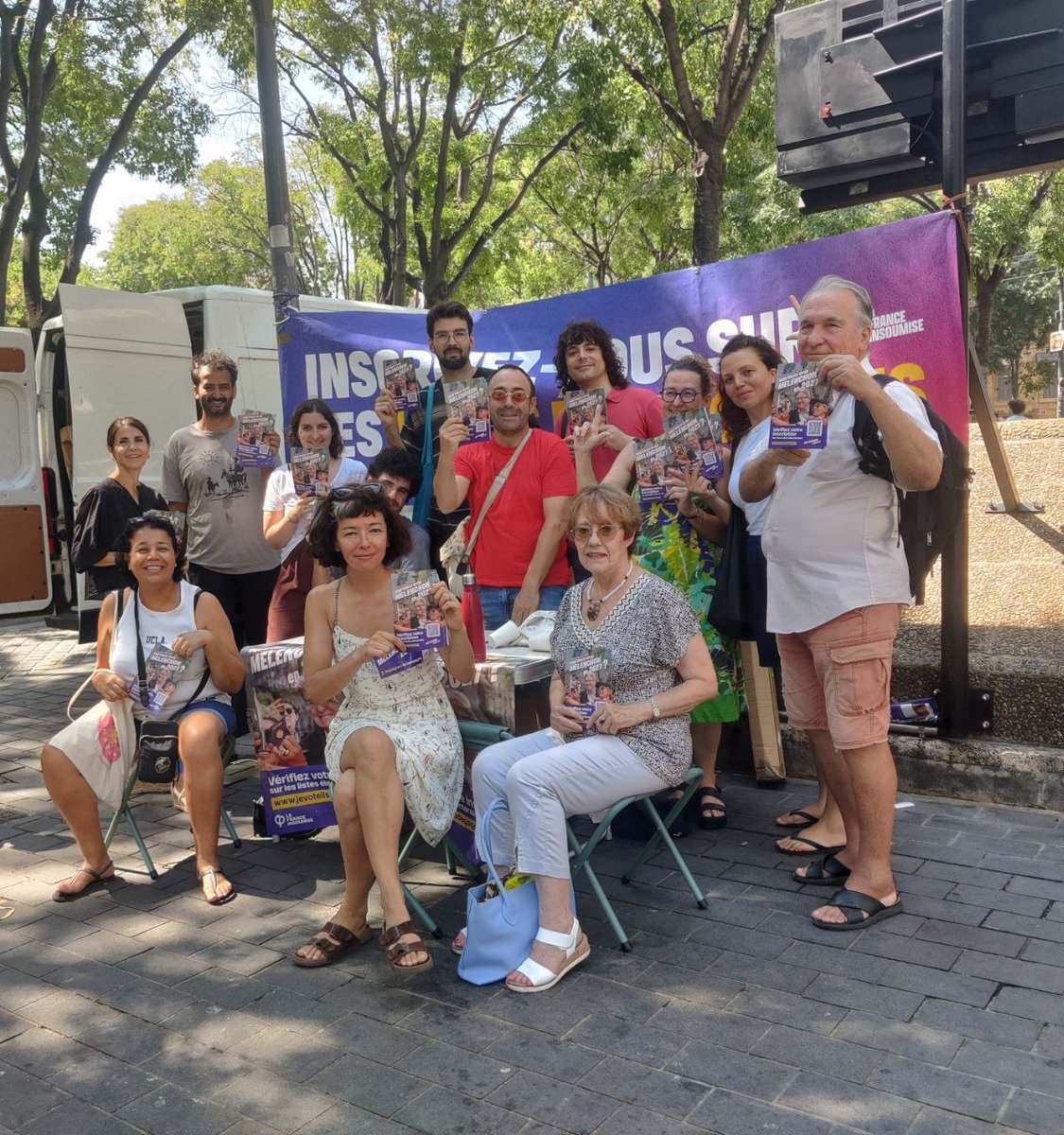 MarsInsoumise's tweet photo. « On se sent si utiles ! » ❤️ Tout l'été, la @FranceInsoumise est mobilisée en porte-à-porte, sur les marchés et plages de Marseille pour vous aider à vérifier votre inscription sur les listes électorales 👉 https://t.co/aHLQlW6f0G

Un peuple s'organise pour tout changer en 2027. https://t.co/G4FwuBO0C1