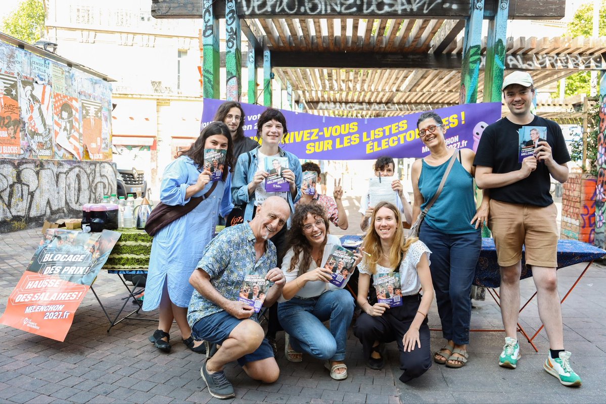 MarsInsoumise's tweet photo. « On se sent si utiles ! » ❤️ Tout l'été, la @FranceInsoumise est mobilisée en porte-à-porte, sur les marchés et plages de Marseille pour vous aider à vérifier votre inscription sur les listes électorales 👉 https://t.co/aHLQlW6f0G

Un peuple s'organise pour tout changer en 2027. https://t.co/G4FwuBO0C1