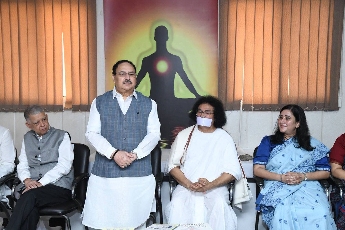 BansuriSwaraj's tweet photo. चातुर्मास के पावन अवसर पर नई दिल्ली स्थित अहिंसा विश्व भारती में माननीय केंद्रीय स्वास्थ्य एवं परिवार कल्याण मंत्री श्री @JPNadda जी की गरिमामयी उपस्थिति में परम पूज्य आचार्य डॉ. लोकेश मुनि जी से आशीर्वाद प्राप्त करने का सौभाग्य मिला।

पूज्य आचार्य डॉ. लोकेश मुनि जी का संपूर्ण जीवन अहिंसा, करुणा, सद्भाव और मानवीय मूल्यों के संवर्धन के लिए समर्पित रहा है।उनके विचार और मार्गदर्शन समाज में नैतिकता, आध्यात्मिक चेतना तथा सेवा भाव को सुदृढ़ करने की निरंतर प्रेरणा देते हैं।अहिंसा विश्व भारती के माध्यम से शिक्षा, संस्कार और विश्व शांति का जो संदेश जन-जन तक पहुँच रहा है, वह निश्चित ही राष्ट्र निर्माण की दिशा में एक महत्वपूर्ण योगदान है।

इस अवसर पर डीडीए सदस्य श्री @@RajivBabbarbjp जी, भाजपा दिल्ली प्रदेश की महामंत्री श्रीमती @yogitasinghbjp जी, भाजपा दिल्ली प्रदेश के उपाध्यक्ष श्री @rajeshbhatiabjp जी, भाजपा करोल बाग के जिला अध्यक्ष श्री वीरेंद्र बब्बर जी तथा स्थानीय विधायक श्री @Umang_bjp जी भी साथ उपस्थित रहे। 

@BJP4India @BJP4Delhi