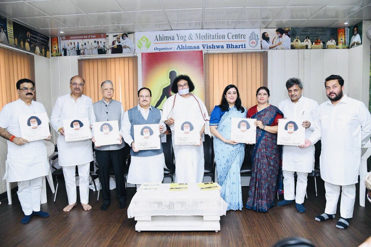 BansuriSwaraj's tweet photo. चातुर्मास के पावन अवसर पर नई दिल्ली स्थित अहिंसा विश्व भारती में माननीय केंद्रीय स्वास्थ्य एवं परिवार कल्याण मंत्री श्री @JPNadda जी की गरिमामयी उपस्थिति में परम पूज्य आचार्य डॉ. लोकेश मुनि जी से आशीर्वाद प्राप्त करने का सौभाग्य मिला।

पूज्य आचार्य डॉ. लोकेश मुनि जी का संपूर्ण जीवन अहिंसा, करुणा, सद्भाव और मानवीय मूल्यों के संवर्धन के लिए समर्पित रहा है।उनके विचार और मार्गदर्शन समाज में नैतिकता, आध्यात्मिक चेतना तथा सेवा भाव को सुदृढ़ करने की निरंतर प्रेरणा देते हैं।अहिंसा विश्व भारती के माध्यम से शिक्षा, संस्कार और विश्व शांति का जो संदेश जन-जन तक पहुँच रहा है, वह निश्चित ही राष्ट्र निर्माण की दिशा में एक महत्वपूर्ण योगदान है।

इस अवसर पर डीडीए सदस्य श्री @@RajivBabbarbjp जी, भाजपा दिल्ली प्रदेश की महामंत्री श्रीमती @yogitasinghbjp जी, भाजपा दिल्ली प्रदेश के उपाध्यक्ष श्री @rajeshbhatiabjp जी, भाजपा करोल बाग के जिला अध्यक्ष श्री वीरेंद्र बब्बर जी तथा स्थानीय विधायक श्री @Umang_bjp जी भी साथ उपस्थित रहे। 

@BJP4India @BJP4Delhi