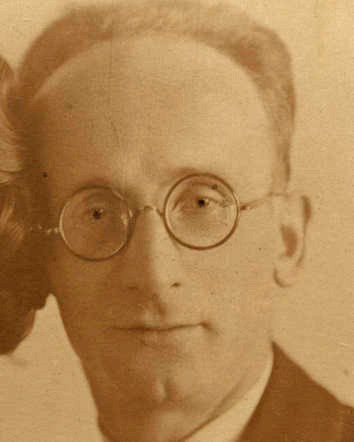 AuschwitzMuseum's tweet photo. 1 August 1905 | A Dutch Jew, Leonard Beugen, was born in Veendam.

In #Auschwitz from 17 July 1942
No. 47944
He perished in the camp on 17 August 1942. https://t.co/HggZID4zlb