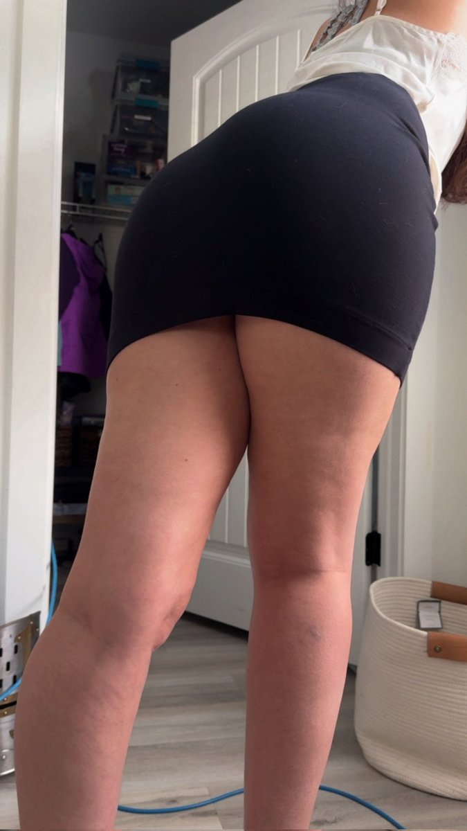 GoddessEmmy22's tweet photo. From my head to my toes you just can't get enough of me!! I'm your worst nightmare yet you just can't resist me. I make every inch of your body twitch  The more you send the weaker you become!! 

•Findom•Finsubs•Finbrat•Bratty
•Princess•Gemini•Goddess https://t.co/AHgVgDpyiI