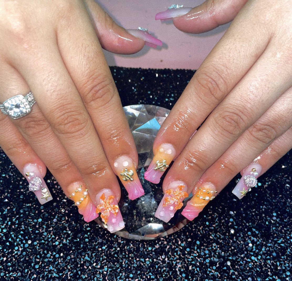 TatiYuDigg's tweet photo. ✈️Vaca mode:ON.🌴My client wanted the perfect tropical set🌺& every detail came together beautifully🫧Thank you for trusting me with your vacation nails!🧡🩷Now booking new clients💅🏻✨#paradisenailz #summer #vacationset #bookme #waterburyct https://t.co/Q4mxnqbaNw