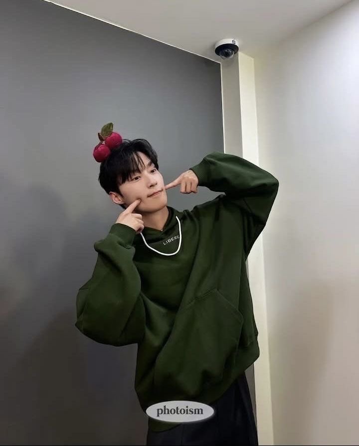 only4namjun's tweet photo. 달콤이 오빠가 저렇게 팔 벌리고 있는데 어떻게 안 안겨. https://t.co/bH0FrotjS7