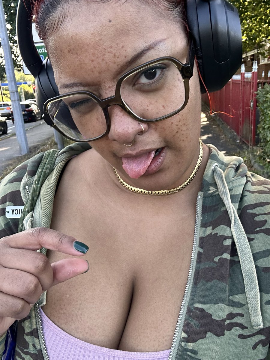 MxElixoxo's tweet photo. Whos going to serve me and @V1oletv1olent tonight? Spoons pigs approach correctly #findom #spoonspig https://t.co/LuLqGeDpXM