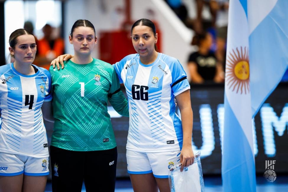 albicelesteilu's tweet photo. 🇦🇷 Argentina perdió sus tres partidos en la primera fase del Mundial de Handball Femenino U18. 

❌️ 18-34 vs. 🇵🇹
❌️ 21-30 vs. 🇳🇱
❌️ 25-32 vs. 🇲🇪 

La selección juvenil afrontará la Copa Presidente para definir los puestos 17 al 32. https://t.co/LywgdhbnDP