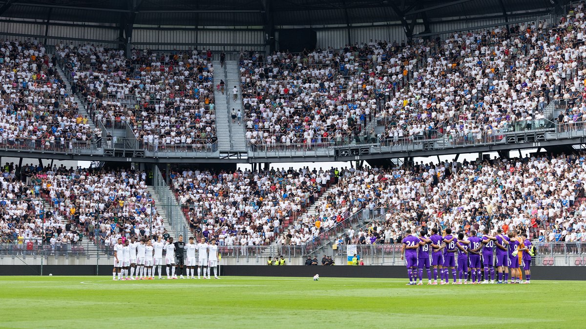 realmadriden's tweet photo. Minute of silence for Franco Baresi before the Real Madrid-Fiorentina match.