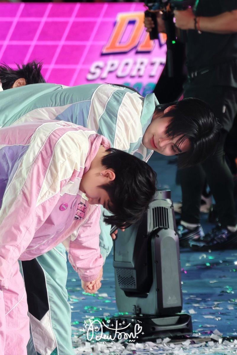 nneutron__'s tweet photo. จับมือแล้วอย่าปล่อยมือพี่นะ

CHEER ON WITH WAVE
THEE BORN TO WIN

#DMDSPORTDAY2026
#waavetnp #tthi_eks https://t.co/SuyXJbvUog