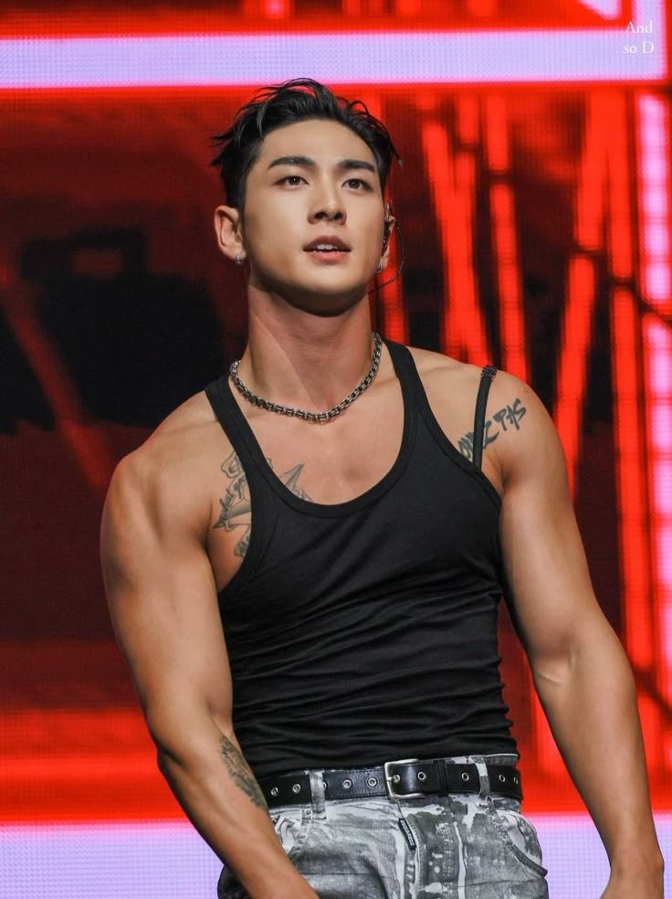 sagara_narendra's tweet photo. Di postingan soal Mingyu, ada yang komen kalo Baekho, Taecyon juga sangat macho dan manly maskulin. Saya tambahin Minhyuk aja kali ya. Ternyata banyak artis pria kpop yang sangat manly saat tampil di atas panggung. Apakah ada rekomendasi lain? https://t.co/gLWNKMlsGT
