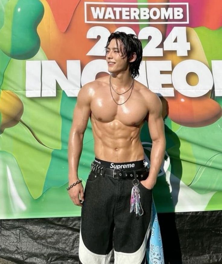 sagara_narendra's tweet photo. Di postingan soal Mingyu, ada yang komen kalo Baekho, Taecyon juga sangat macho dan manly maskulin. Saya tambahin Minhyuk aja kali ya. Ternyata banyak artis pria kpop yang sangat manly saat tampil di atas panggung. Apakah ada rekomendasi lain? https://t.co/gLWNKMlsGT