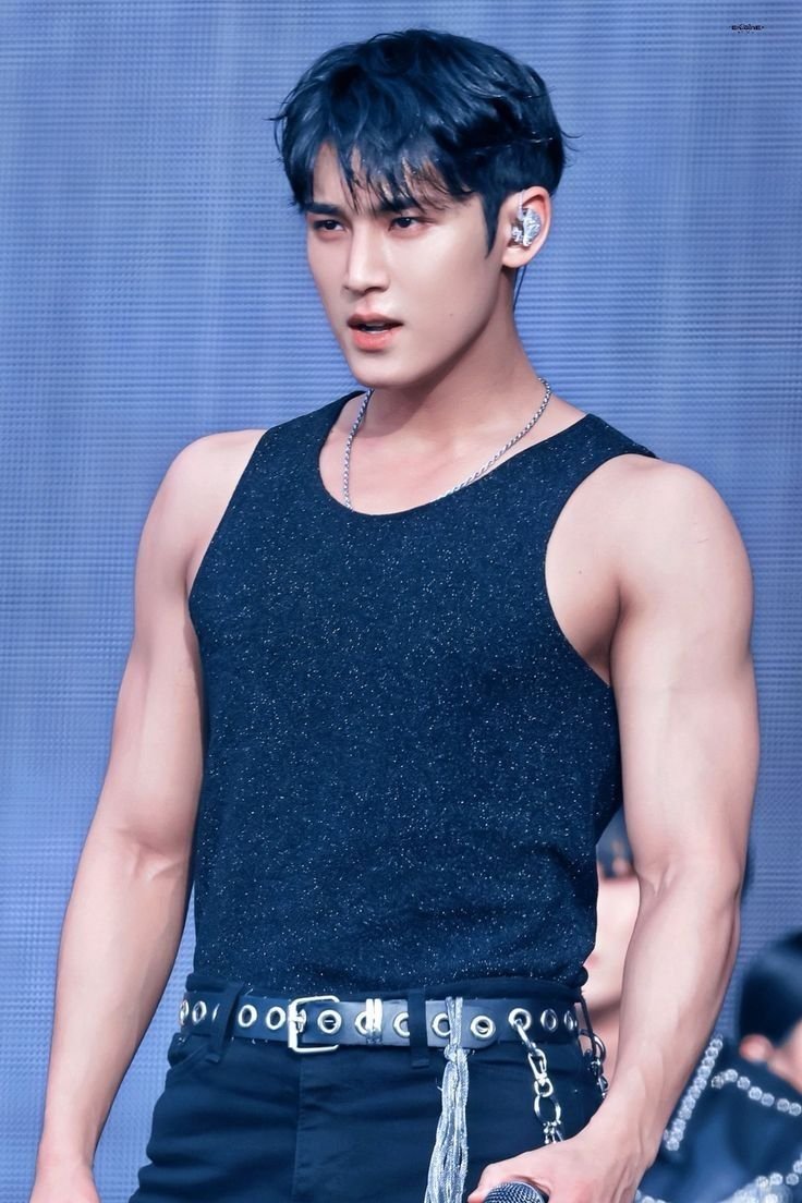 sagara_narendra's tweet photo. Di postingan soal Mingyu, ada yang komen kalo Baekho, Taecyon juga sangat macho dan manly maskulin. Saya tambahin Minhyuk aja kali ya. Ternyata banyak artis pria kpop yang sangat manly saat tampil di atas panggung. Apakah ada rekomendasi lain? https://t.co/gLWNKMlsGT