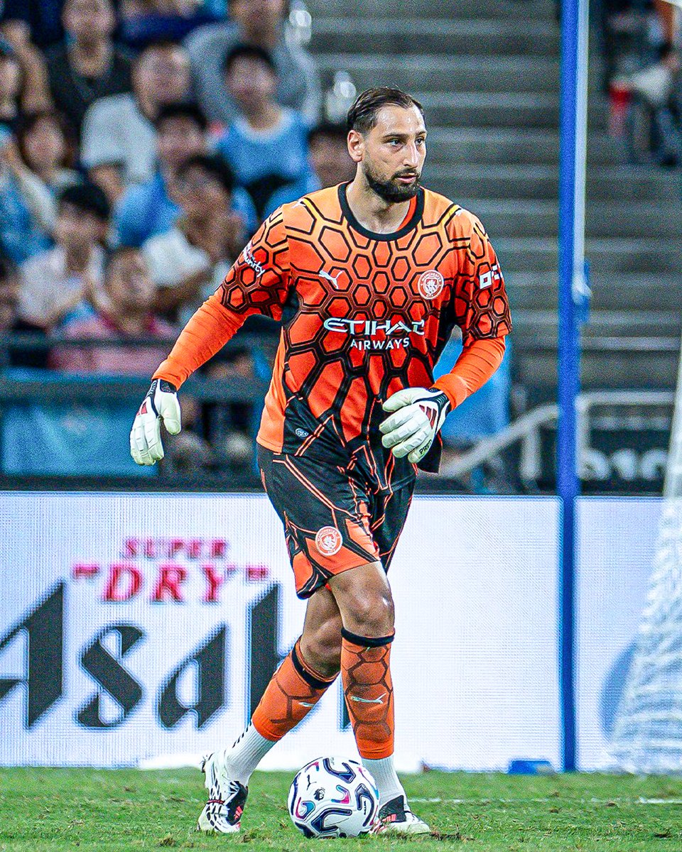 OneFootball's tweet photo. This Man City goalkeeper kit may be shirt of the season 👏😯 https://t.co/GdfztqAs4i