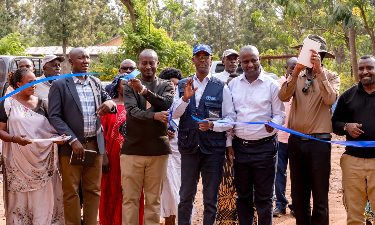 HoReCo_Rw's tweet photo. Yesterday, HoReCo CEO @RBucyana attended the handover of maize shellers, tractors, and drying units to #KABOKU Cooperative in @NyagatareDistr, supported by @FAORwanda. The investment will strengthen post-harvest management and farmers' resilience.

With continuous support from HoReCo agronomists, #KABOKU has increased average maize productivity from 2–3 tonnes/ha to over 7 tonnes/ha through improved agronomic practices and sustained extension services.

📸: Jabo | @FAORwanda