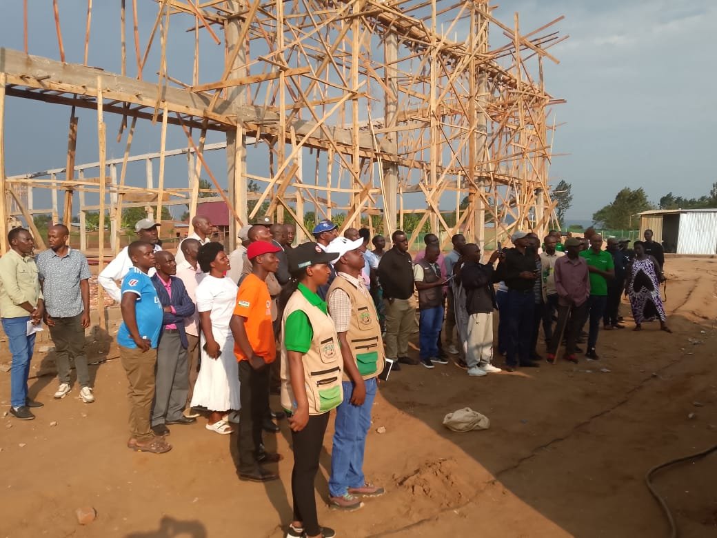 HoReCo_Rw's tweet photo. Yesterday, HoReCo CEO @RBucyana attended the handover of maize shellers, tractors, and drying units to #KABOKU Cooperative in @NyagatareDistr, supported by @FAORwanda. The investment will strengthen post-harvest management and farmers' resilience.

With continuous support from HoReCo agronomists, #KABOKU has increased average maize productivity from 2–3 tonnes/ha to over 7 tonnes/ha through improved agronomic practices and sustained extension services.

📸: Jabo | @FAORwanda