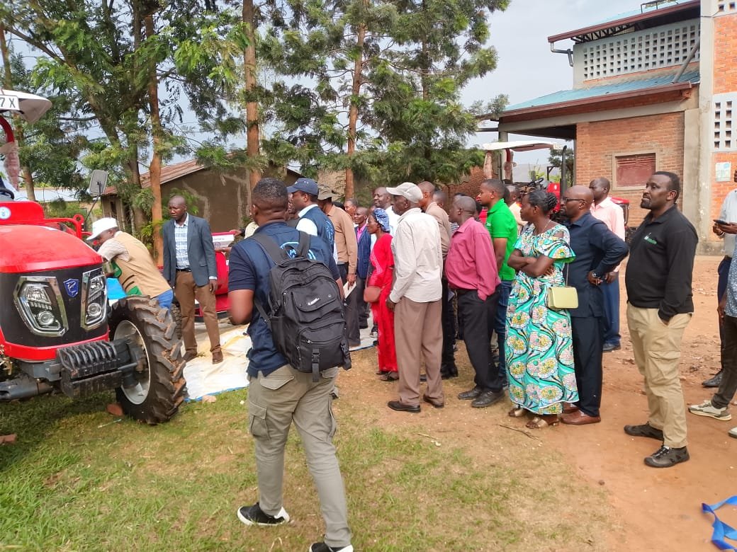 HoReCo_Rw's tweet photo. Yesterday, HoReCo CEO @RBucyana attended the handover of maize shellers, tractors, and drying units to #KABOKU Cooperative in @NyagatareDistr, supported by @FAORwanda. The investment will strengthen post-harvest management and farmers' resilience.

With continuous support from HoReCo agronomists, #KABOKU has increased average maize productivity from 2–3 tonnes/ha to over 7 tonnes/ha through improved agronomic practices and sustained extension services.

📸: Jabo | @FAORwanda