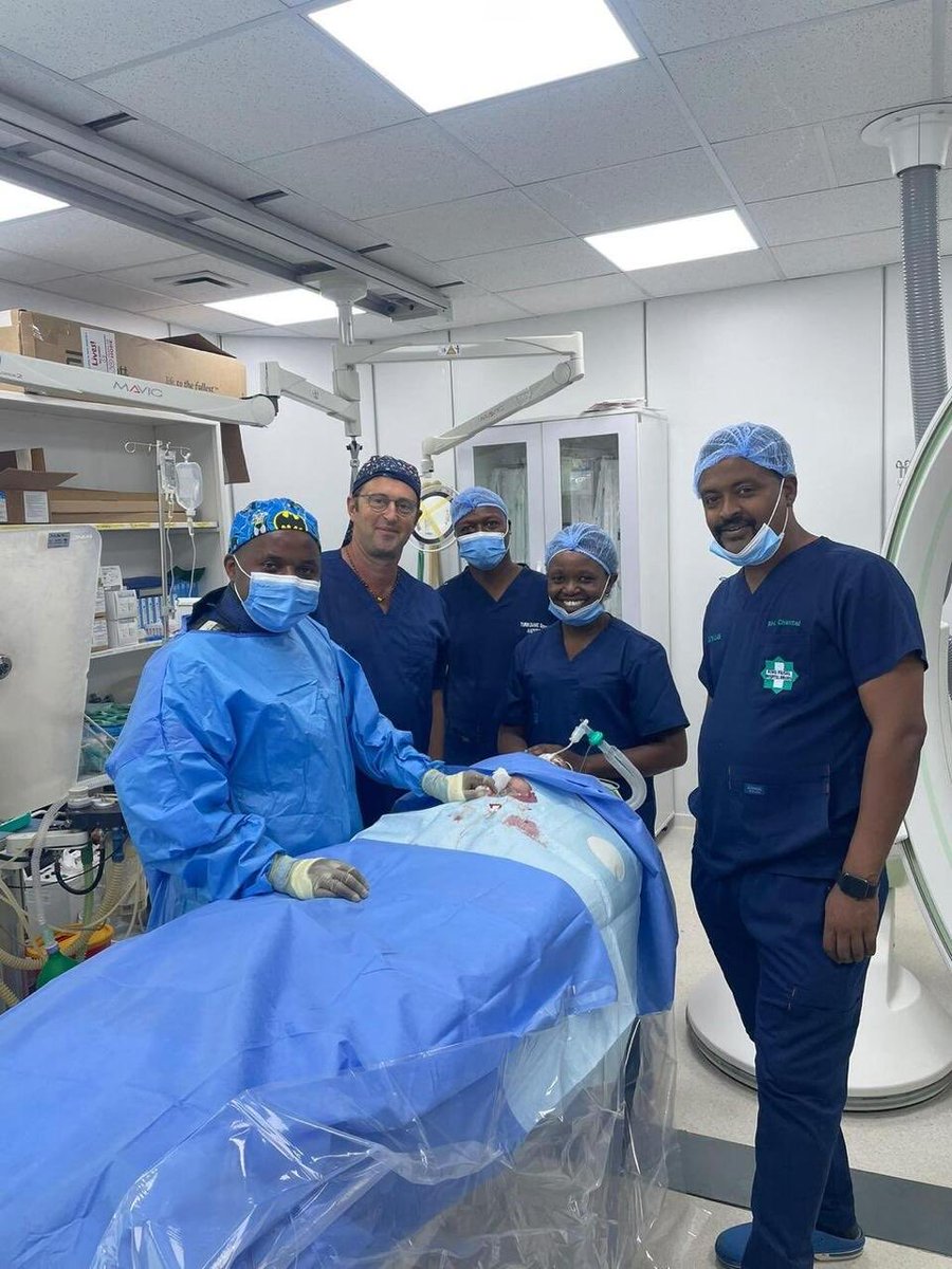 MonicaLaredo2's tweet photo. Esta é a Israel que a mídia raramente mostra. 🇮🇱❤️

Um médico israelense, Sagi Assa, viajou mais de 4.000 km até Ruanda para ajudar a salvar a vida de um bebê de 11 dias com um raro defeito cardíaco, e voltou para casa no mesmo dia. Israel não apenas salva seus próprios cidadãos. Salva vidas em todo o mundo.