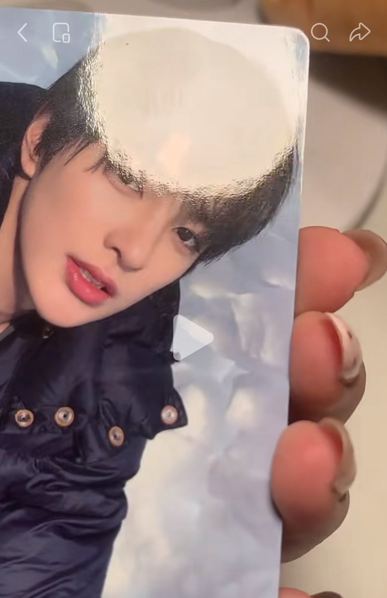 coupsnows's tweet photo. Jujur gue baru liat vce 2.0 cotl yg ori saking jarangnya liat yg ori, gue pun kena scam dari GO pas beli bulan maret (awal collect dan begonya asal tf 1 set buat diri sendiri) jd udah pegang oh begini bentukan pc fake vce🥲, ciri khasnya yzy dari glossy, edges, dan full rounded di pc ini masih sama